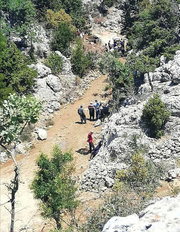 genc-cift-dag-evinde-olu-bulundu-biri-iple-tavana-asili-digeriyse-av-tufegiyle-basindan-vurulmus-halde-1624571056840.jpg Genç çift dağ evinde ölü bulundu! Biri iple tavana asılı, diğeriyse av tüfeğiyle başından vurulmuş halde...-5