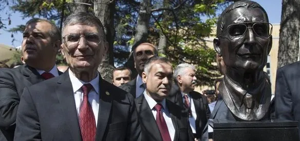 Nobel ödüllü Prof. Dr. Aziz Sancar'ın Hacettepe Üniversitesi Tıp Fakültesinin girişine yerleştirilen büstü, törenle açıldı
