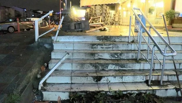 1639353996689.jpeg Büyükçekmece'de alkollü sürücü direksiyon hakimiyetini kaybederek ortalığı savaş alanına çevirdi! 2 bekçi yaralandı-5