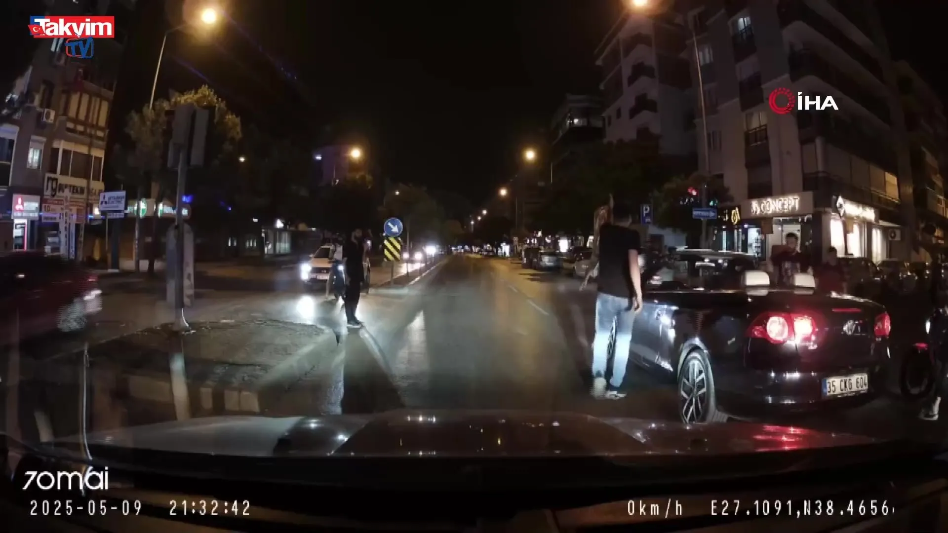 Trafikte döner bıçaklı kavga kamerada!