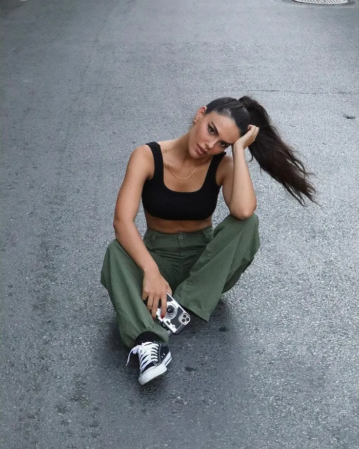 uc-kiz-kardesin-turkani-ozgu-kayayi-dogal-guzel-sanan-fena-yanildi-estetiksiz-halini-gorenler-kucuk-dilini-yut-1700574462790.jpg Üç Kız Kardeş'in Türkan'ı Özgü Kaya’yı doğal güzel sanan fena yanıldı! Estetiksiz halini görenler küçük dilini yuttu: Sende mi Özgü?-2