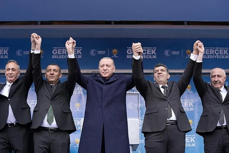 Başkan Erdoğan, il ve ilçe belediye başkan adayları ile birlikte vatandaşları selamladı.