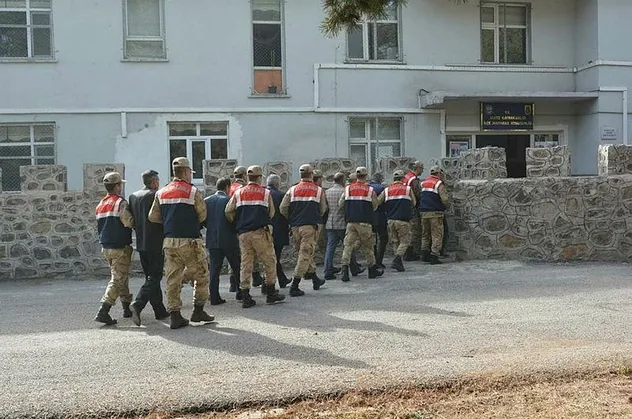 Muş'taki PKK operasyonunda gözaltına alınan muhtarda FETÖ/PDY üyelerinde bulunan F serisi 1 dolar çıktı