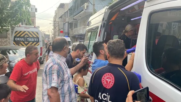 İzmir Konak'ta korku dolu anlar! Apartmanda çıkan yangında 9 kişi dumandan etkilendi, çatıya sığınan 5 kişi kurtarıldı-3