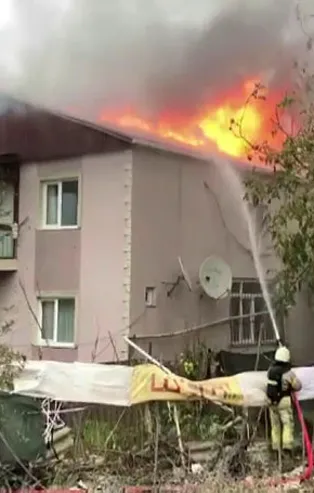 Üsküdar'da korkutan yangın! Alevler bir anda binayı sardı