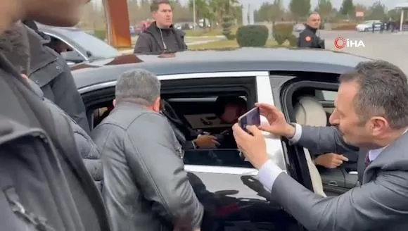 baskan-recep-tayyip-erdogana-sanliurfada-sevgi-seli-1707319967494.jpeg Başkan Recep Tayyip Erdoğan'a Şanlıurfa'da sevgi seli! Aileler ve öğrencilerle önce sohbet etti ardından fotoğraf çektirdi-3