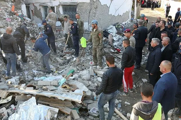 Yardım uçağı Arnavutluk'a hareket etti