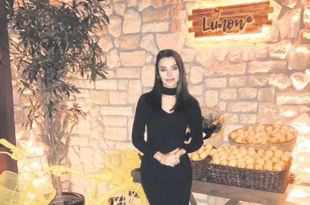 Tuvana Türkay dostlarıyla yemek yedi