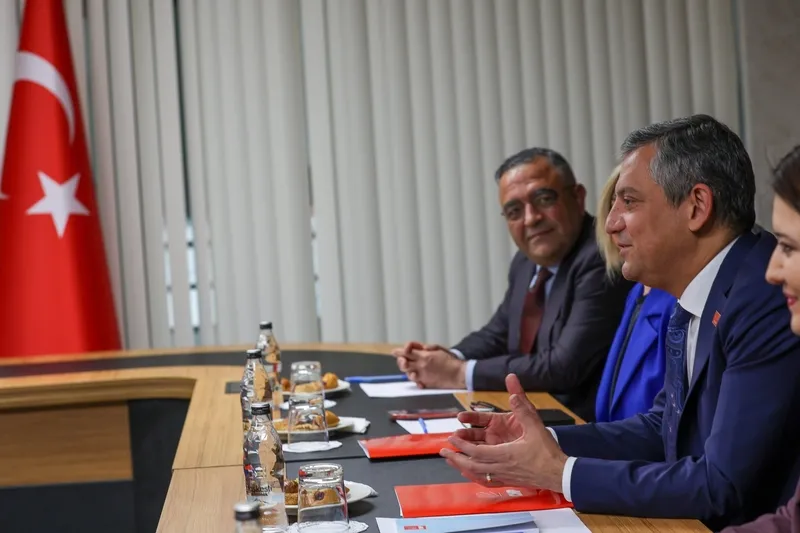 es-genel-baskanlar-bulustu-chp-genel-baskani-ozgur-ozelden-deme-ara-secim-ziyareti-22-vekil-senaryosu-1775483505954.jpeg "Eş Genel Başkanlar" buluştu! CHP Genel Başkanı Özgür Özel'den DEM'e "ara seçim" ziyareti | "22 vekil" senaryosu-3