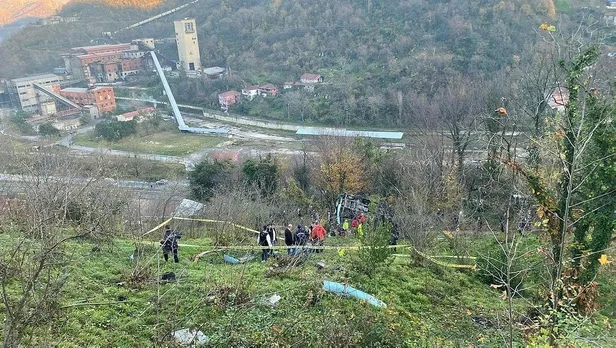 zonguldakta-ogrenci-servisi-devrildi-olu-ve-yaralilar-var-1671045317924.jpeg