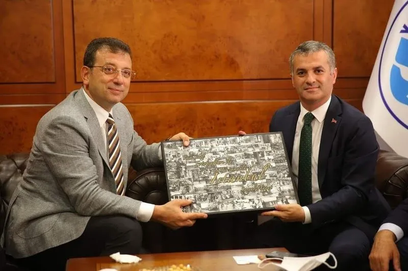 Fotoğrafta: Ekrem İmamoğlu ve Yomra Belediye Başkanı Mustafa Bıyık