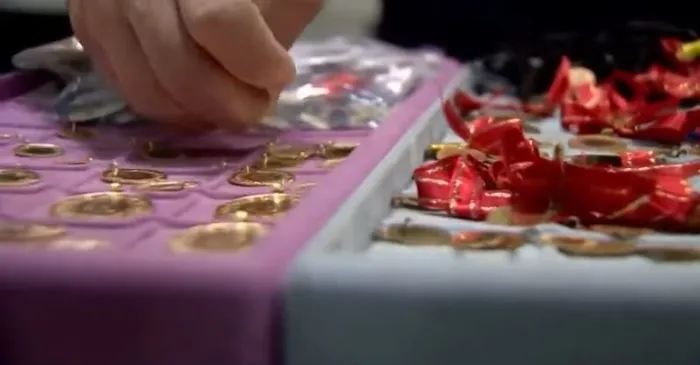 altini-bu-yontemle-alanlar-yandi-kuyumcular-ustune-basa-basa-uyariyor-paraniz-pul-olabilir-1703332165673.jpg Kuyumcular üstüne basa basa uyarıyor! Altını bu yöntemle alanlar yandı! Paranız pul olabilir-4