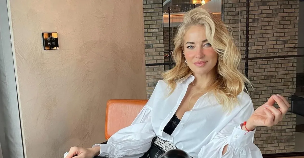 Burcu Esmersoy da o meşhur hırkayı giydi! Sütyensiz verdiği dekolte sosyal medyayı ikiye böldü herkes onu konuştu