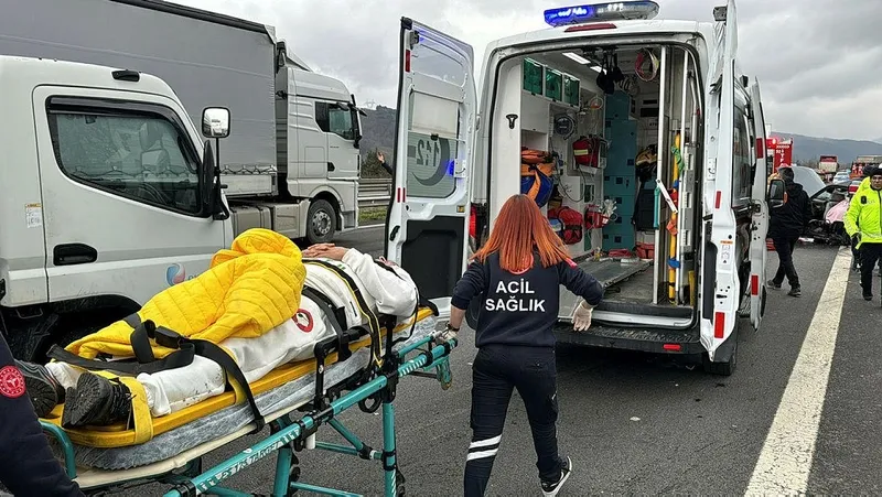 Düzce'de feci kaza! Lüks cip otoyolda otomobile arkadan çarptı: 3 kişi hayatını kaybetti 1'i bebek iki kişi yaralandı-6