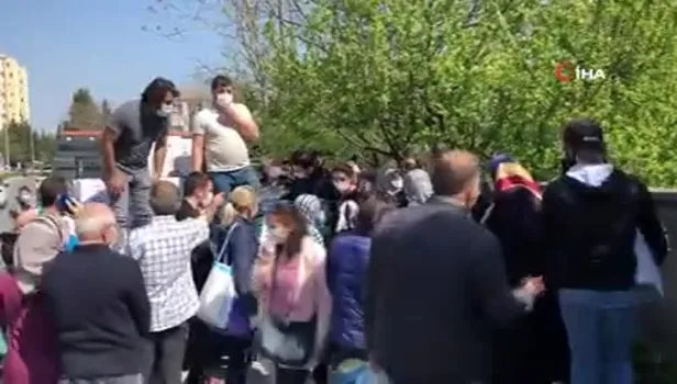 CHP'li İBB'nin yardım kolisi dağıtım yöntemi ve yaşanan izdiham büyük tepki çekti