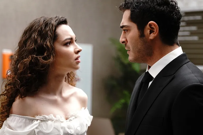 bir-gece-masali-3-bolumde-neler-olacak-mahir-yeni-bir-kararin-esiginde-1726477694957.jpg Bir Gece Masalı 3. bölümde neler olacak? Mahir yeni bir kararın eşiğinde!-5