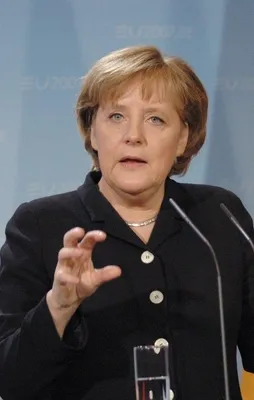 Merkel yine şov yapıyor