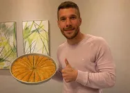 Antalyasporlu Lukas Podolskiden Gaziantep baklavasıyla evde kal çağrısı