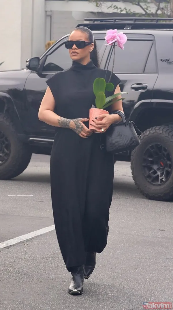 1 milyar dolarlık serveti olan Rihanna market alışverişinde: Taze soğanlarını kendi seçti - 4