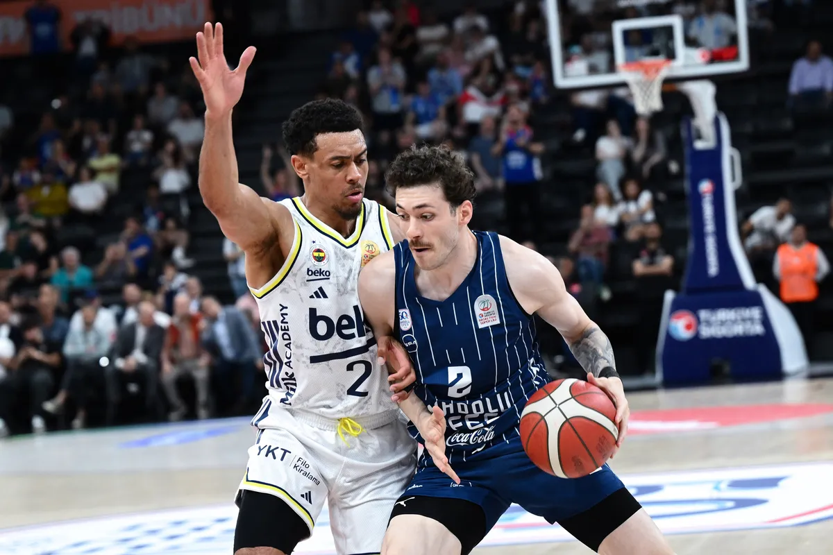 serinin-kaderi-atasehirde-belli-olacak-anadolu-efes-fenerbahce-bekoyu-devirdi-1780858804642.jpg Ercan Osmani rakibiyle mücadele ederken