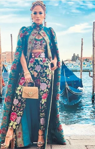 Jennifer Lopez elbisesi ile büyüledi! Demet Akalın'dan hamle gecikmedi