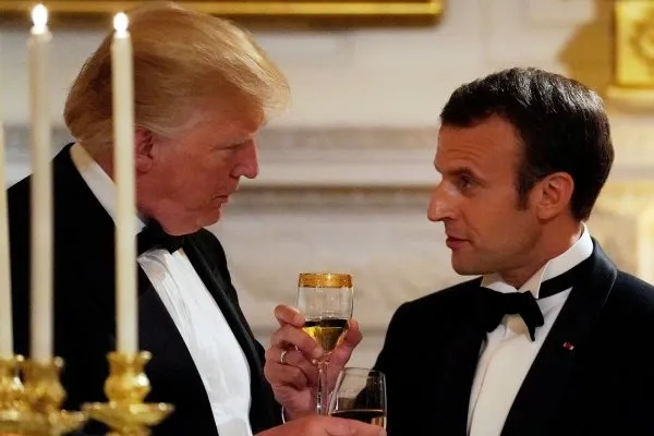 Trump Macron'u böyle götürdü-7