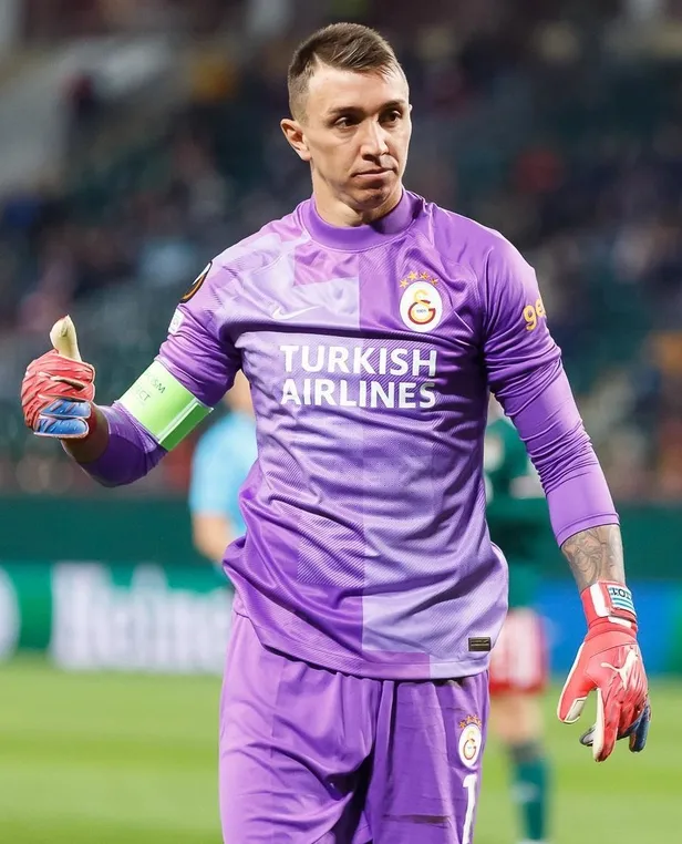 galatasarayda-muslera-hedef-tahtasinda-hem-dusuk-performansina-ve-hem-de-yuksek-maliyetine-ile-taraftar-isyan-1651785717501.jpeg Galatasaray'da Muslera hedef tahtasında! Hem düşük performansına ve hem de yüksek maliyetine ile taraftar isyan ediyor-3