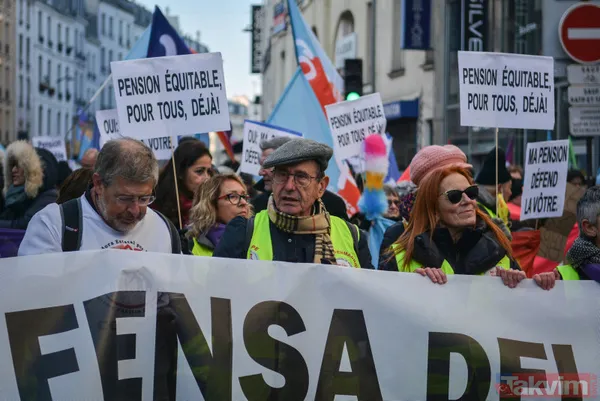 Paris yangın yeri! Fransa'daki 'emeklilik' reformu gösterilerinde gençler de sahnede: Macron'a tepki büyük - 22