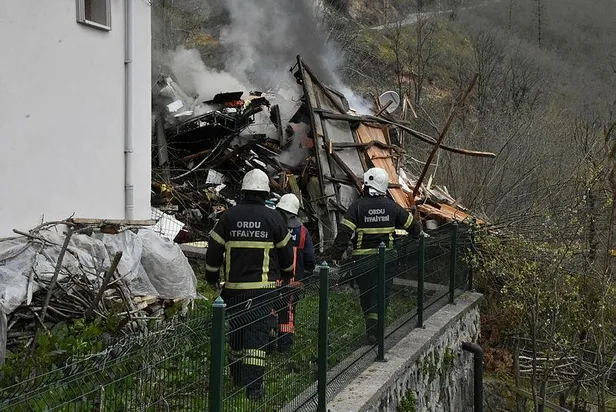 Ordu'da heyelan! Yıkılan evin altında kalmaktan saniyelerle kurtuldular-2