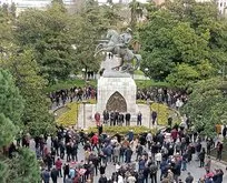 Atatürk heykelinin etrafından döndüler