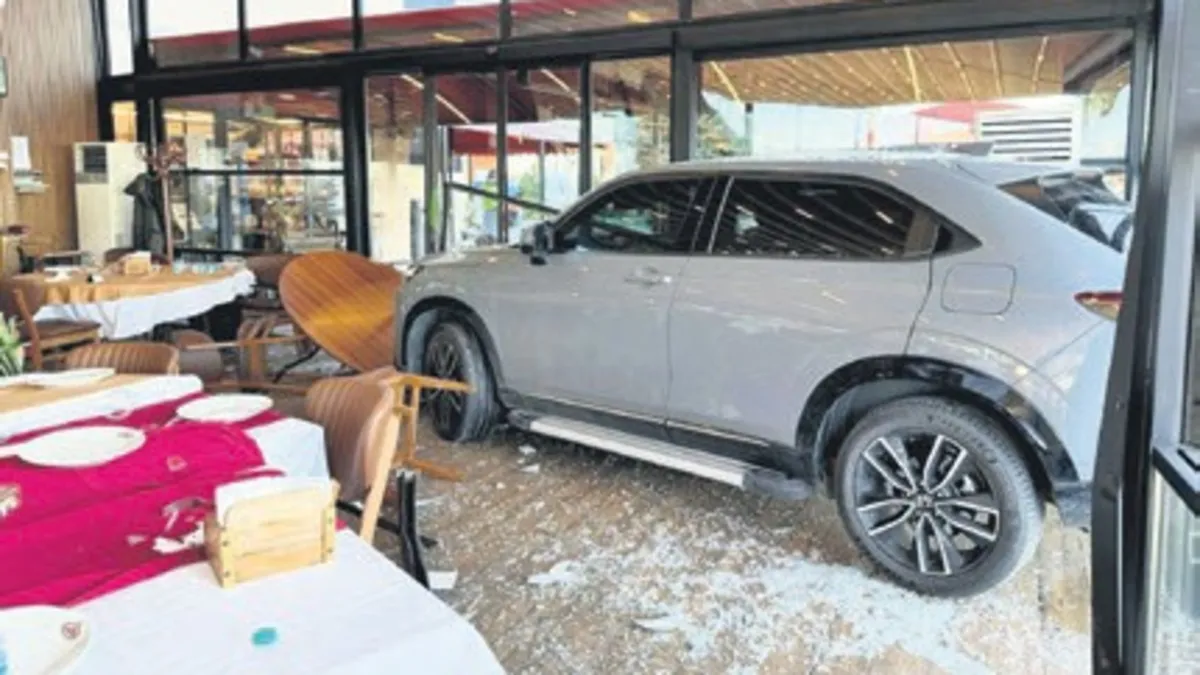 Cahit Berkay kaza yaptı! Aracıyla restorana daldı..