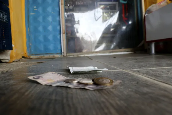 insanlik-olmemis-dedirten-davranis-kapisi-acik-marketten-aldiklari-urunleri-kameraya-gosterip-ucreti-marketin-1643095432127.jpg 'İnsanlık ölmemiş' dedirten davranış! Kapısı açık marketten aldıkları ürünleri kameraya gösterip ücreti marketin girişine bıraktılar-9