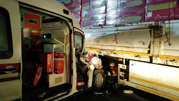 sakaryada-hasta-tasiyan-ambulansin-da-karistigi-zincirleme-kaza-yaralilar-var-1612208516619.jpeg Sakarya'da hasta taşıyan ambulansın da karıştığı zincirleme kaza! Yaralılar var...-1