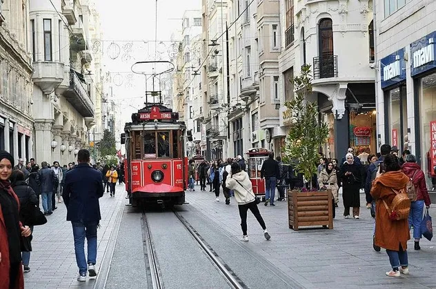 Nostajlik tramvay İstiklal Caddesi'nde yeniden seferlere başladı
