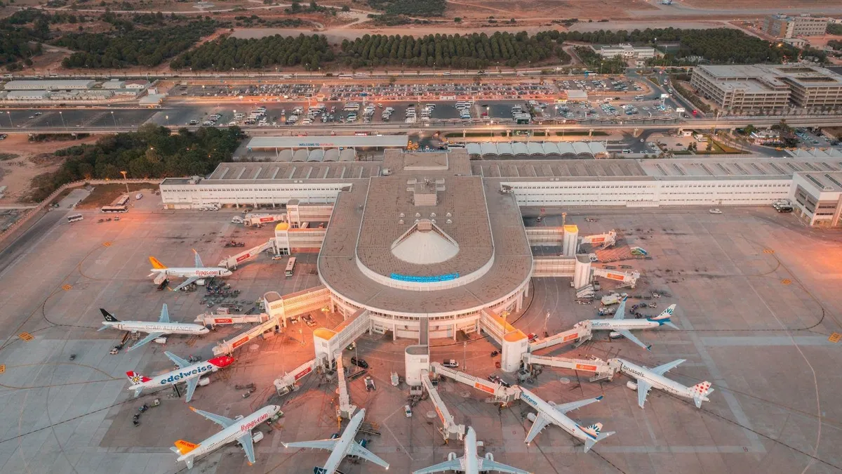 Antalya Havalimanı'nda rekor! Bin 217 uçak 223 bini aşkın yolcu