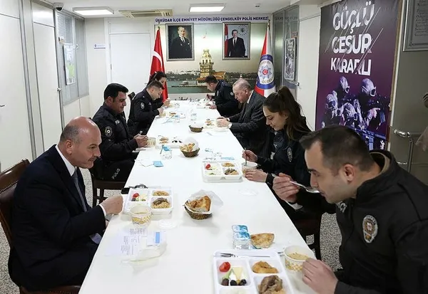 baskan-recep-tayyip-erdogan-ve-bakan-soyludan-cengelkoy-polis-merkezinde-iftar-1618597950576.jpeg Başkan Recep Tayyip Erdoğan ve Bakan Soylu'dan Çengelköy Polis Merkezi’nde iftar-4