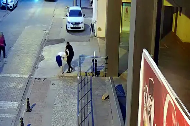 Sokak ortasında kapkaççı şoku! Çığlık atarak yardım istedi...