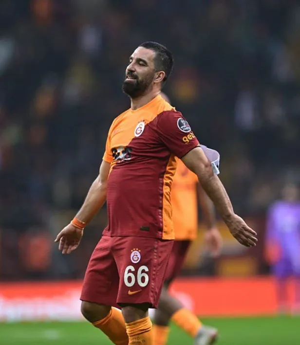 fatih-terimin-arda-turan-tercihi-tepki-cekti-gobekli-kurtarici-1641669151889.jpg Fatih Terim'in Arda Turan tercihi tepki çekti: Göbekli kurtarıcı-2