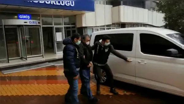 istanbulda-trafik-magandasi-dovdugu-otomobil-surucusune-bicak-cekti-1644745239115.jpg İstanbul'da bir trafik magandası dövdüğü otomobil sürücüsüne bıçak çekti! Suç aletiyle yakalandı...-3