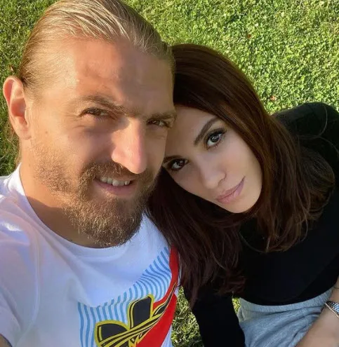 Şükran Ovalı ve eşi Fenerbahçeli Caner Erkin'in ortalığı tarumar eden yatak pozu paylaşımı! Vücutlarını kapattılar kapatmasına ama...-3