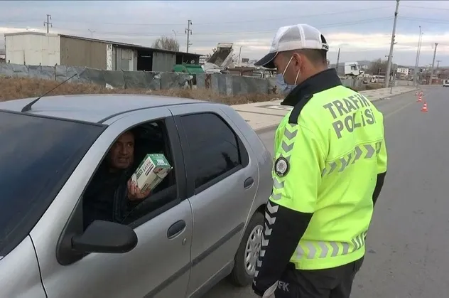 Aksaray'da pes dedirten olay! Maskesiz yakalanan sürücü polis memuruna maske ikram etti