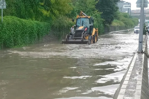 İstanbul'da yağmur sokakları göle çevirdi