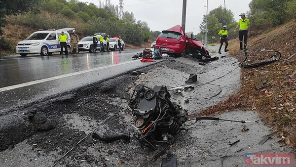 Eyüpsultan'da feci kaza: Direğe çarpan araba kağıt gibi ezildi! - 2