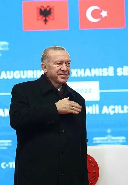 baskan-erdogan-arnavutlukta-toki-tarafindan-depremzedeler-icin-yapilan-konutlarin-teslim-toreninde-konustu-1642457231168.jpeg