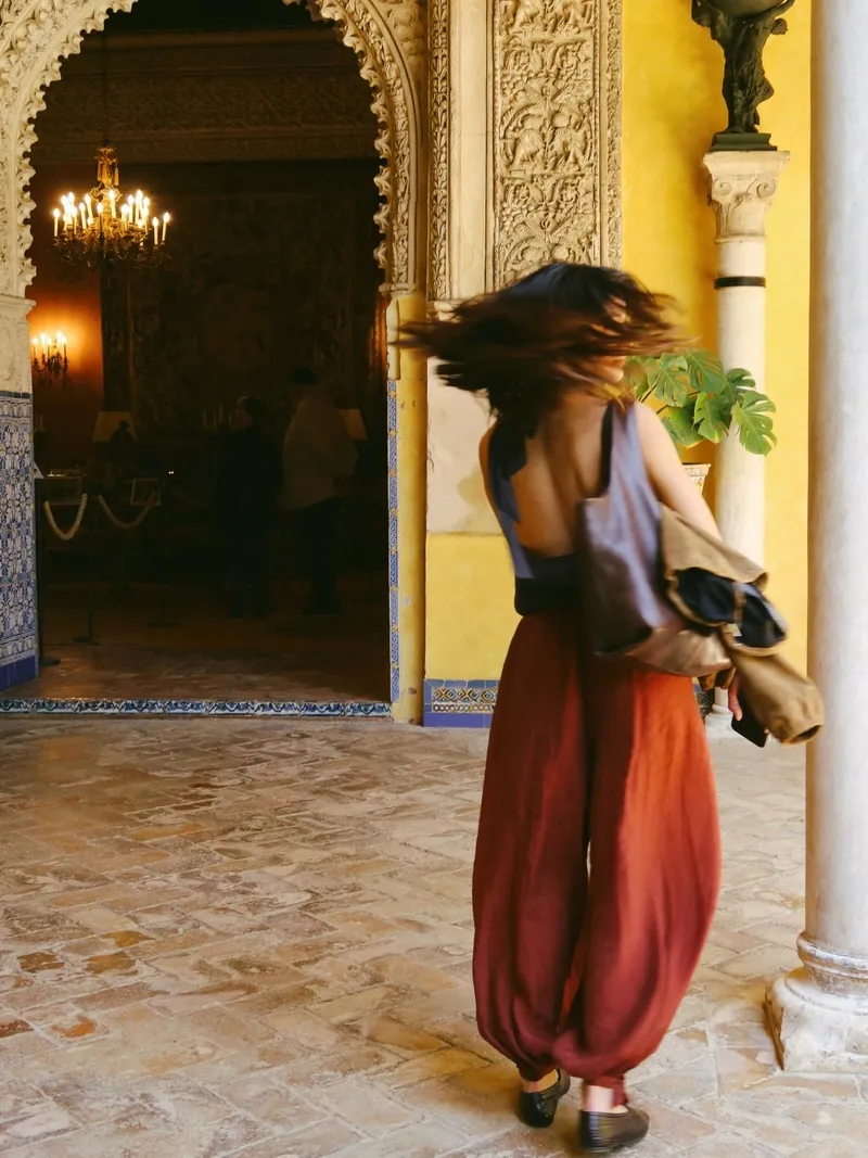 uzak-sehirin-zerrini-dilin-dogerden-ispanya-cikarmasi-1776346484955.jpg Uzak Şehir’in Zerrin’i Dilin Döğer’den İspanya çıkarması: Pozları olay oldu!-5