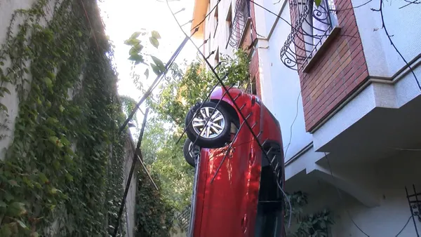 besiktasta-klasik-bir-kaza-surucu-fren-yerine-gaza-basti-otomobil-binanin-bahcesine-dustu-1634800008581.jpg Beşiktaş'ta klasik bir kaza! Sürücü fren yerine gaza bastı otomobil binanın bahçesine düştü-4