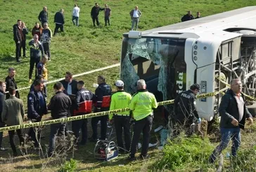 Eskişehir'de devrilen işçi servisindeki 3 kişi öldü, 31 kişi yaralandı