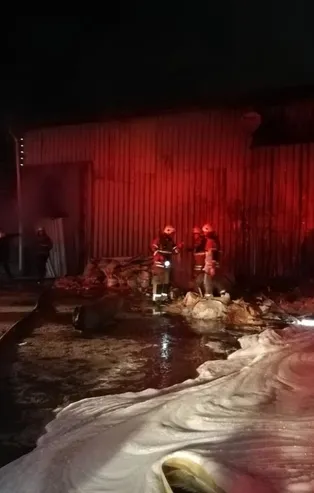 İzmir Bornova'da alacak-verecek meselesi kundaklama ile bitti! Mobilya atölyesi alev alev yandı