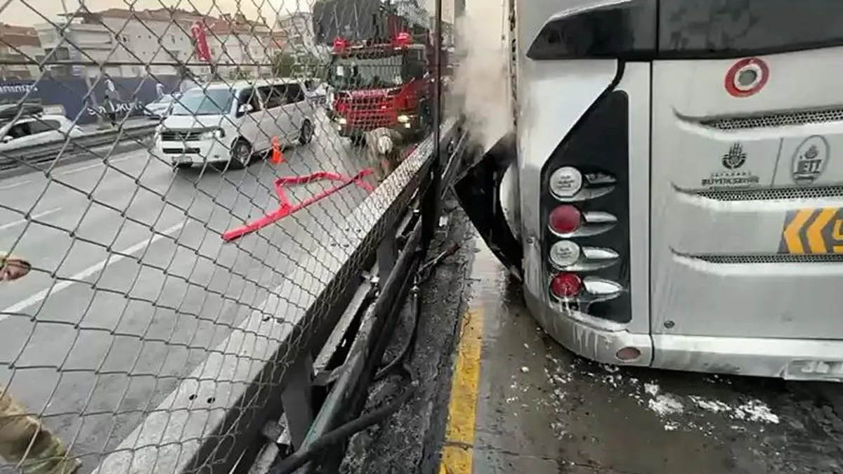 Avcılar'da metrobüs yangını