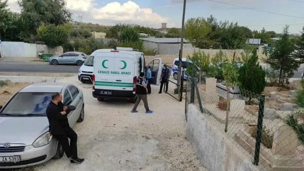 sanliurfada-korkunc-olay-mezarliga-birakilan-cantadan-2-aylik-bebek-cesedi-cikti-1634648901983.jpg Şanlıurfa'da korkunç olay! Mezarlığa bırakılan çantadan 2 aylık bebek cesedi çıktı-2